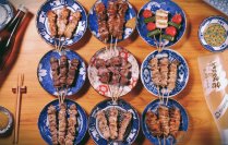 備長炭の炭火焼き鳥を食べ放題で！『おすすめ屋 神戸三宮店』が税込2,500円の食べ飲み放題をリニューアル