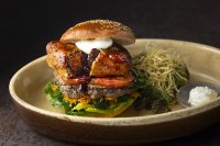 【コートヤード・バイ・マリオット 新大阪ステーション】 寒い冬にぴったり！2種のビーフが織りなすグルメバーガー。冬限定「BEEF STEW BURGER(ビーフ シチュー バーガー)」を発売