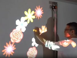 測域センサーによるデモの様子。手の動きに合わせて花が咲く 測域センサーによるデモの様子。手の動きに合わせて花が咲く