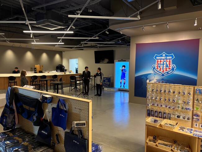 インテック、山梨中央銀行の新店舗「withKOFU」でホログラフィック通信プラットフォーム「PROTO」を活用したAIアバター実証実験を開始