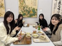 【跡見学園女子大学】20代女性のたんぱく質不足解消プロジェクトを始動！食環境マネジメントゼミの学生が『たんぱく質バランスランチ』を考案し学食で提供