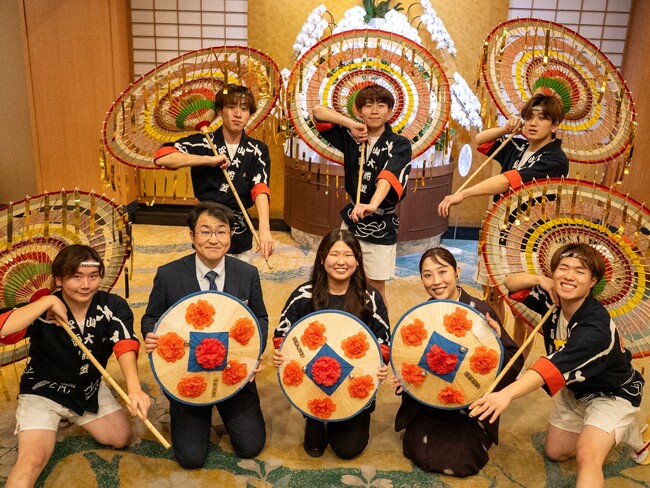 山形の伝統工芸と文化を未来へ。日本の宿古窯にて山形大学花笠サークル「四面楚歌」への和傘贈呈式と花笠ショーを2025年11月18日（火）に開催。〈実施レポート〉