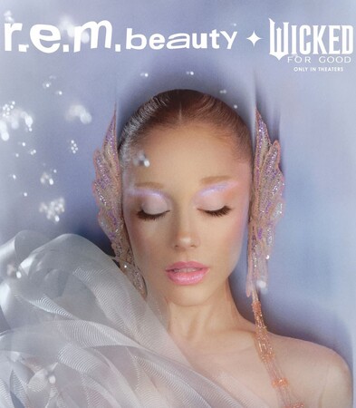 アリアナ・グランデが映画『Wicked:For Good』× r.e.m. beauty 公式ビジュアルにて、渡邊 成（Joe Watanabe）のアクセサリーを着用
