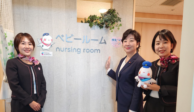 「搾乳もできますステッカー」展示が全国の空港へ。