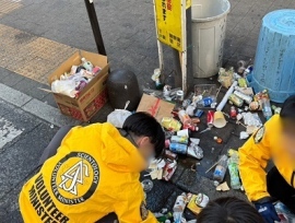 新宿 歌舞伎町のゴミ拾い・一斉朝清掃活動 ~ 11月22日(土)にサイエントロジー・ボランティアミニスター・ジャパン主催により実施されました 新宿 歌舞伎町のゴミ拾い・一斉朝清掃活動 ~ 11月22日(土)にサイエントロジー・ボランティアミニスター・ジャパン主催により実施されました