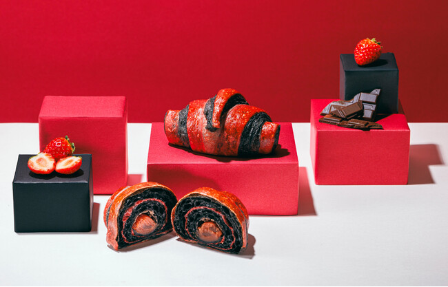【木村屋總本店】＜新商品＞「あんクロワッサン（あまおう苺あん×チョコ）」が登場！赤×黒の鮮やかな色合いで、見た目も味も楽しめる冬の新作。