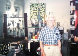 ブルーノ・ムナーリ(アトリエにて　1990年)