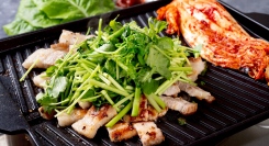 韓国焼肉専門店「ミリネヤンコプチャン 赤羽店」に、冬の新メニューが登場！セリの爽やかさと豚バラ肉のうまみを楽しめる「ミナリサムギョプサル」11月25日に提供開始