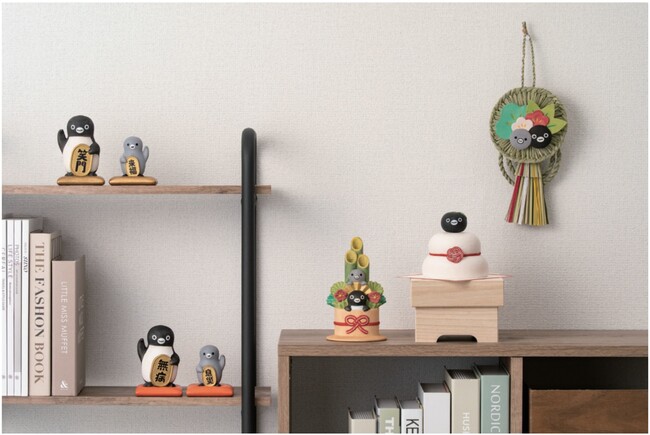 「Suicaのペンギン」人気の木彫りシリーズに門松としめ縄飾りが仲間入り！招きSuicaのペンギンは２つの新デザインが登場！2025年12月1日（月）午前11時からJRE MALLにて予約販売開始