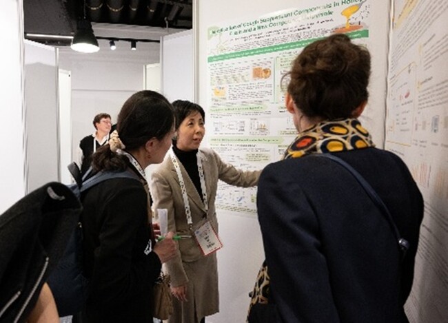 世界的な国際養蜂会議「Apimondia（アピモンディア）2025」にて、蜂蜜の咳止め成分”メルピロール”の特定と規格化について学術発表各国から、山田養蜂場の商品化へ大きな期待