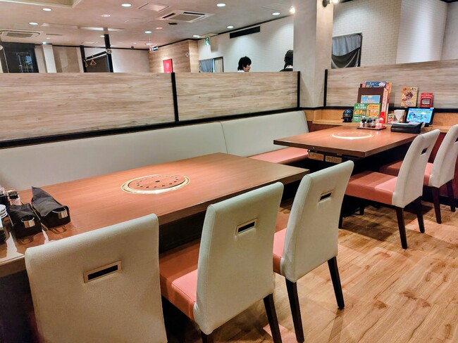 安楽亭野田店が大進化！木や緑の温もりに包まれたスタイリッシュな店内とバリエーション豊かな個室風の座席を完備。炭火焼きとスタッフの愛がつまった手作りの温もり。他にない居心地をぜひ体験してみては！？