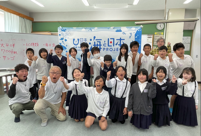 高知の海を未来へ！お笑いコンビ「ツーライス」が小学校で出前授業を実施地元の海の特徴と川のつながりに焦点を当てた特別講義 【ツーライスと高知の海を学ぼう！】 を夜須小学校で開催しました！