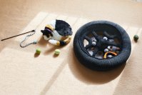 またしても実物大!! ヤマハ発動機の手芸作品、「トリシティ300」のフロントタイヤをあみぐるみ化。クッションやペットのベッドとしての利用を提案