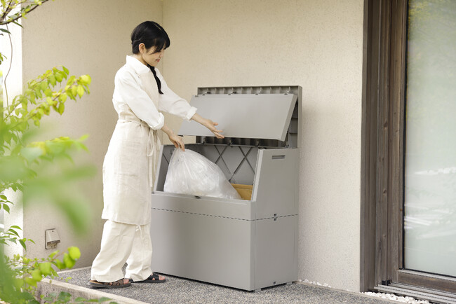 収集日までのゴミをひとまとめ。簡易物置や宅配ボックスとしても使える「SOLOW(ソロウ)出し入れがスムーズな屋外ストッカー」が登場