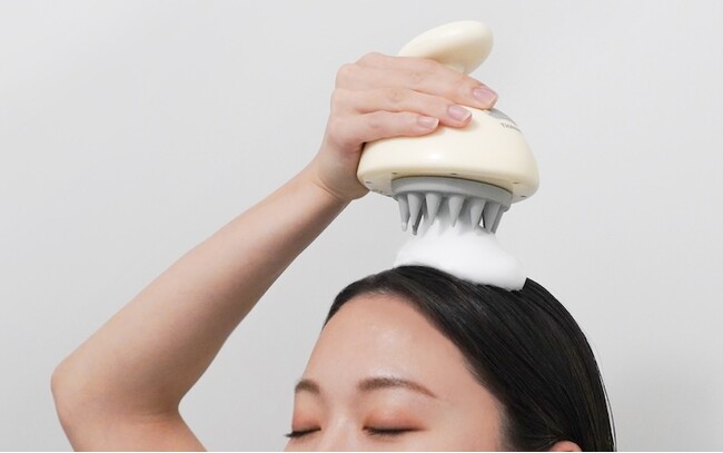ズボラだってヘアケアしたい　シャンプーは泡立ててからするが吉『泡が出るハンディヘッドスパ「TeteMousse(テテムース)」』を発売