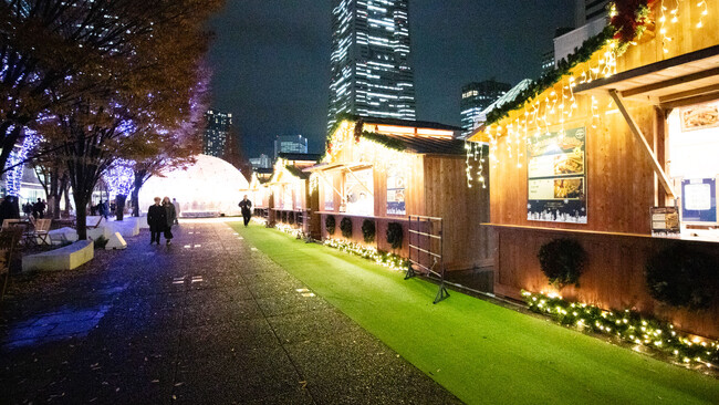 みなとみらいChristmas Market 2025、グランモール公園「美術の広場」で11月28日（金）17時から今年初開催！ 22店舗でクリスマス限定のフード＆ドリンク等を販売！