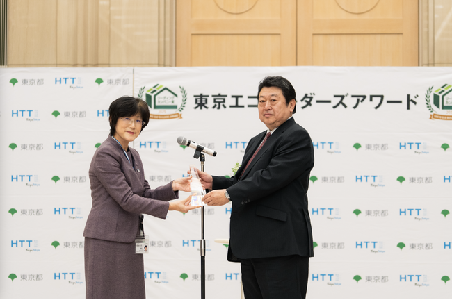 高性能注文住宅 工務店の八幡「令和7年度 東京エコビルダーズアワード」にて3年連続 3賞5部門すべてで最高評価を獲得。東京都庁で行われた表彰式にて小池百合子氏・須藤栄氏より表彰状とトロフィーを授与。