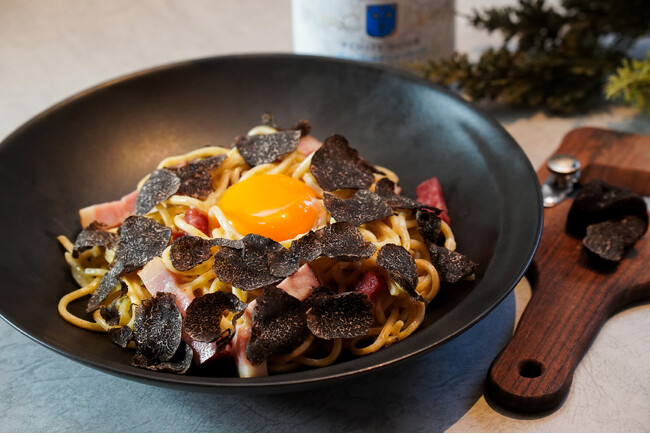 期間限定トリュフ倍増！炎のチーズパスタの新商品「トリュフとペコリーノロマーノのカルボナーラ」を販売開始します。