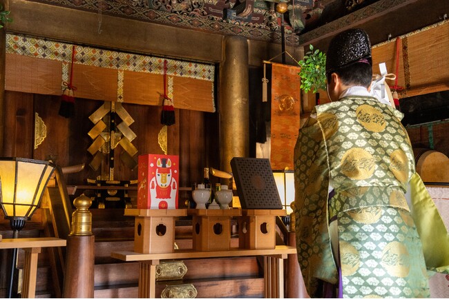 一年のしあわせと健康への願いを込めて、海老せんべい〈ゆかり〉を奉納