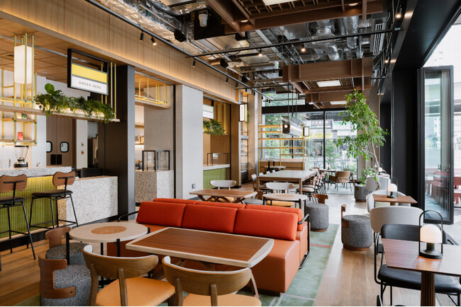 開業２カ月【キャプション by Hyatt 兜町 東京】シェフ創作の月替わりクラフトバーガー企画をスタート