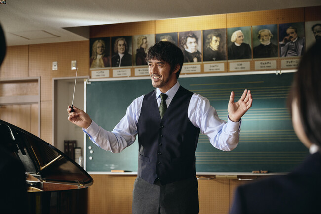 阿部寛さんが教師を再熱演！「BBIQ」と「QTmobile」の新CM2篇2025年12月2日（火）よりOA