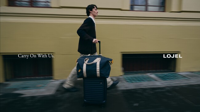 一年の終わりを再定義するホリデーキャンペーン“Carry On With Us”をLOJELが発表。新しい限定色、インディゴカラーが登場。