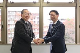 左：須原祥二学長　右：ランドブレイン株式会社 代表取締役社長 吉戸勝氏