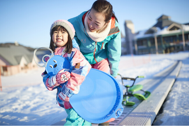 【ネコマ マウンテン】良質パウダーを誇る北エリアでのファミリースキーを快適に！スノーエスカレーターの新設で雪遊びもスキーデビューも楽しめる！