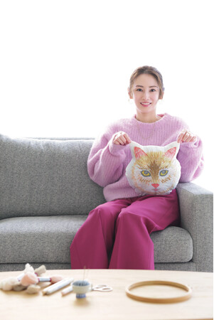 ハンドメイド大好きの北川景子さんが連載中の人気手芸雑誌「コットンタイム」1月号（12/5発売）で、刺しゅうに初挑戦。最高にかわいいネコの抱き枕を製作、そのクオリティに驚愕