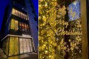 ゴールドに輝くクリスマスツリーとウィンドウデコレーションがホリデーシーズンを彩る