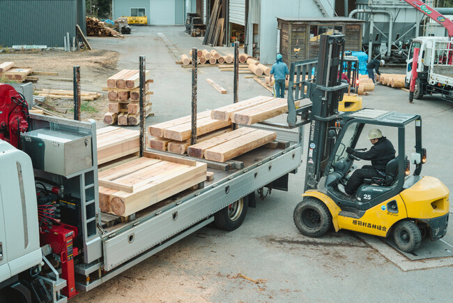 人工乾燥に頼らない、新たな木材活用。建築用材としての実用化を目指し、正角・太鼓・丸太の3種の形状で大径材の天然乾燥比較試験を根羽村森林組合が実施