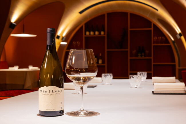 【リゾナーレ八ヶ岳】月の光の下、真夜中に収穫したシャルドネのみで醸造したワイン「Mie Ikeno 月香 Chardonnay 2024」を宿泊者限定で販売