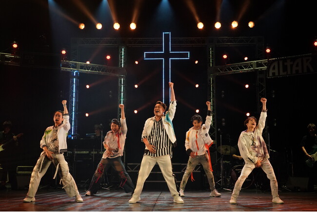美しき男たちが、激しく歌い踊り“魂を救う”衝撃のミュージカル「ALTAR BOYZ」、本日開幕! 【Team GOLD】（大山真志、松浦司、石川新太、常川藍里、大音智海）の舞台写真が到着！
