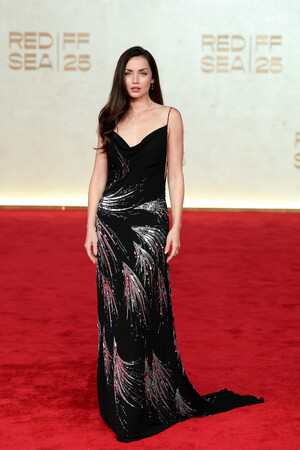【ルイ・ヴィトン】アナ・デ・アルマス、紅海国際映画祭のオープニングセレモニーにルイ・ヴィトンを着用