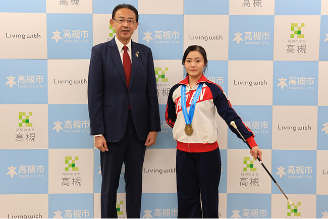 高槻市在住の高校２年生・阿久根あかりさんがバトントワーリング世界大会優勝を市長に報告