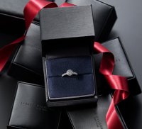 ホリデーシーズンに贈る最高級の輝き　大人のためのプロポーズギフト