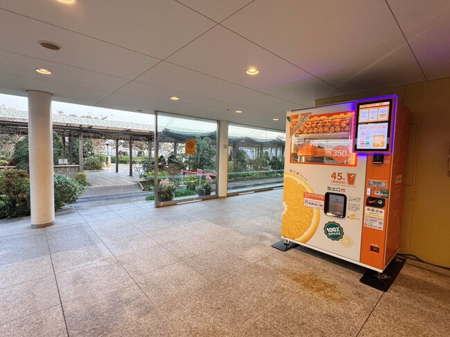 【福岡市】ＪＲ博多シティの屋上庭園で飲める！生搾りオレンジジュース自販機IJOOZが登場！