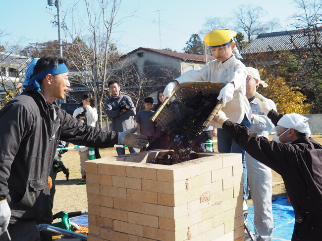 【イベントレポート】貝印、「刃物のまち」である岐阜県関市でたたら製鉄の公開操業を実施