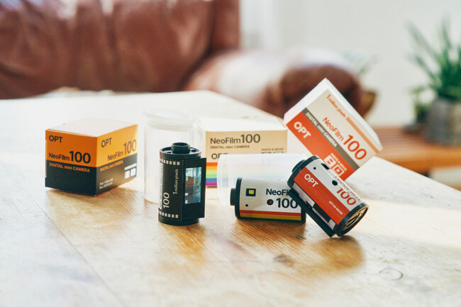 「撮る喜び」を再発見。雑貨ブランド「Opt！」より、フィルム型デジタルトイカメラ「OPT100 Neo Film」が2025年12月10日（水）に新発売
