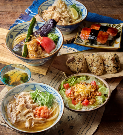 日本中どこでも、毎日粉から打つうどんや手づくり・できたてのおいしさを　丸亀製麺初となる沖縄離島店舗が誕生　独自の食文化に敬意を払い、打ち立てうどんに合うように仕立てた店舗限定メニューも