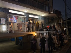 入場待ちのお客様の長い列 入場待ちのお客様の長い列