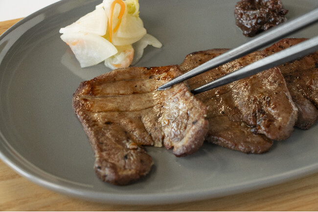 【新商品】“自宅で焼く”という牛タンの常識を変える。「焼きたて陣中牛タン 丸ごと一本」、12/14（日）発売