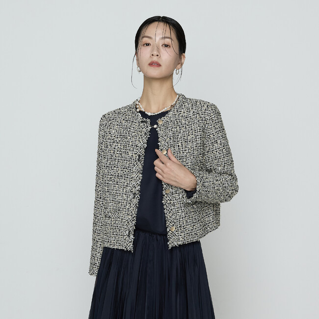 尾州で生まれた“セレモニーツイード”が新登場「K.T KIYOKO TAKASE」4種の意匠糸で織り上げた、上品で華やぐノーカラージャケット