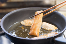 少ない油で揚げ物をおいしく「揚げ焼き」のポイントを紹介