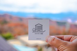 オリジナルステッカーと窓からの風景 オリジナルステッカーと窓からの風景