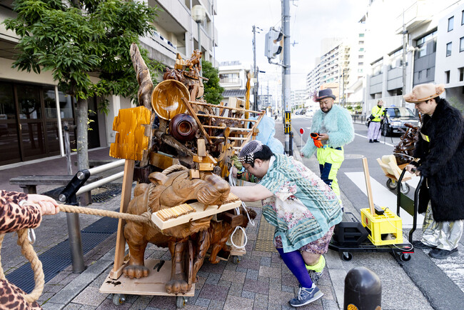 美術家・彫刻家の金氏徹平が京都市立芸術大学・新キャンパスを舞台に代表作「tower」を再構築。教育の現場で表現が交錯する、未完の展覧会「tower (UNIVERSITY)」、12/13開幕！