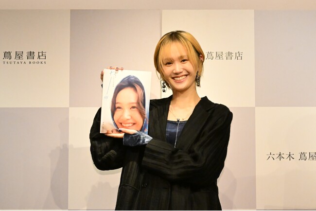 尾碕真花と映画監督・枝優花が韓国で“2人旅”！ セカンド写真集は素を最大限に引き出した「大好きな人たちとの旅の思い出アルバム」のような仕上がりに