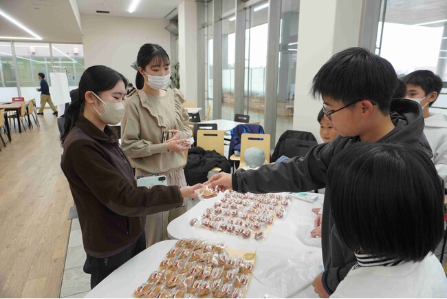 【新潟医療福祉大学】南浜小学校5・6年生が和菓子を学内で販売！児童自ら栽培・収穫した「さつまいも」を使用した商品が20分で完売！