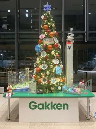 学研本社ロビーに「創業80周年 学研グループのあゆみ」体験型クリスマスツリーが登場