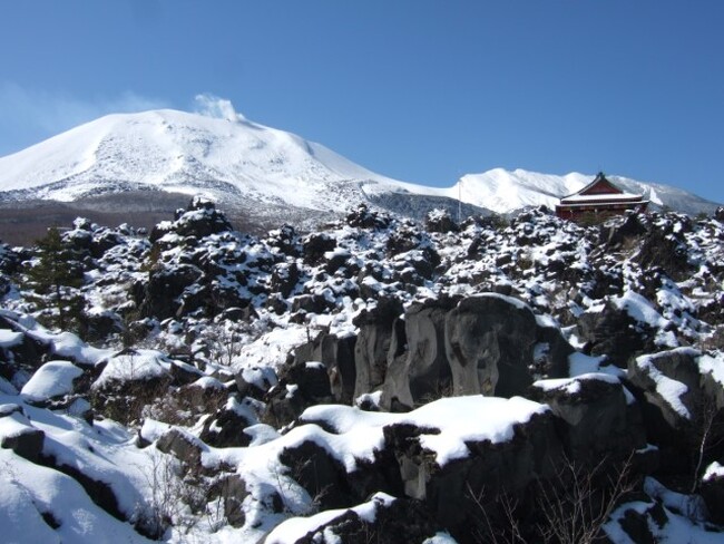 黒と白が織りなす圧巻の大パノラマ　鬼押出し園の冬期営業